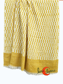 Bufanda grande de invierno con cuadros beige y amarillo.
