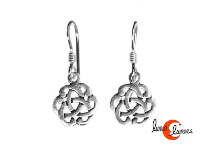Pendiente de plata estilo celta, pequeño flor celta.