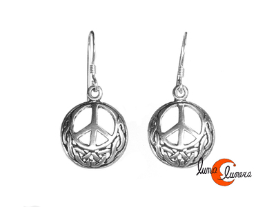 Pendiente de plata estilo celta, pequeño símbolo de la paz.