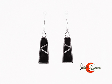 Azabache asturiano. Pendientes pequeños de plata pirámide tercios.