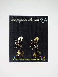  Pendientes Las Joyas de Anuka. Pendiente niña con perro, vestido negro.
