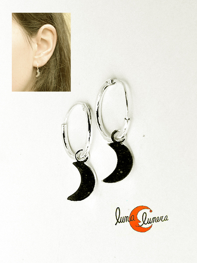 Aros pequeños de plata con adorno colgando. Media luna.