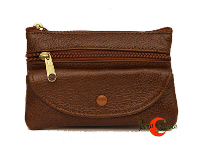 Monederos de piel morgado. Monedero pequeño con solapa. Color café de piel rugosa.