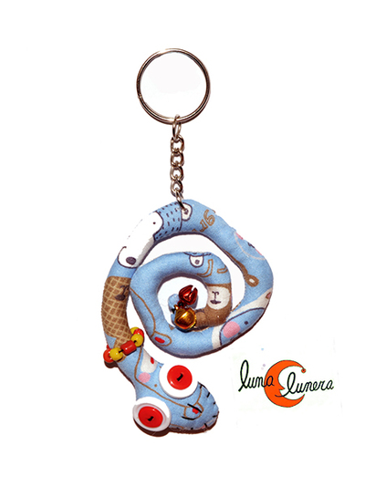 Llaveros con animales de tela, serpiente cascabel enroscada azul celeste.