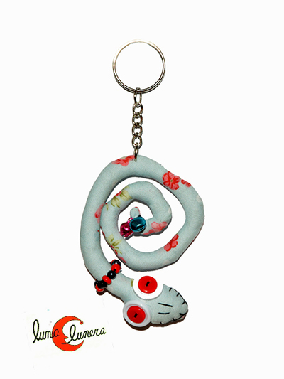 Llaveros con animales de tela, serpiente cascabel enroscada celeste con flores rosa.