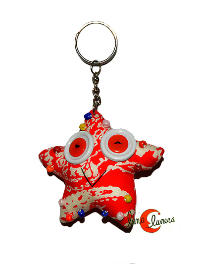Llaveros con animales de tela, estrella roja y blanca.