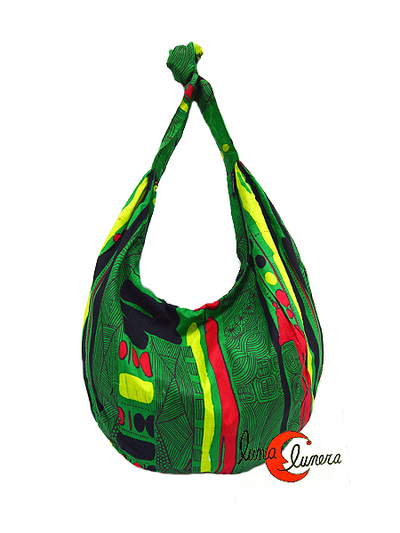 Bolso bandolera de tela redondeado, verde con dibujos.