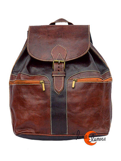 Mochila de cuero marroquí. Mochila grande combinada de dos marrones. Bolsillos claros.