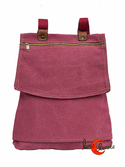 Bolsos y mochilas de tela, colección Vinicius. Mochila plana con tapa. Color grosella pálido. Tela con textura.