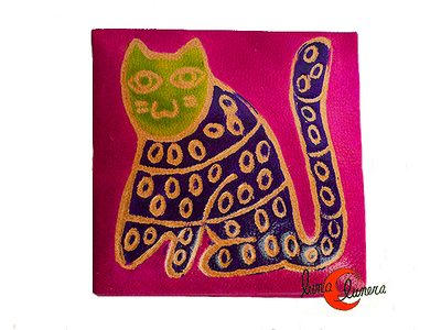 Shanti. Monedero cuadrado con solapa, gato rosa fucsia.