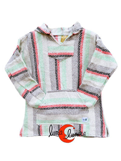 Poncho sudadera unisex con capucha de telas recicladas, blanca con rayas grises, verde, rojo y negro.