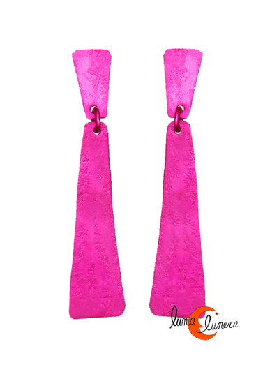 Oana Millet, joyas de aluminio. Pendiente grande dos piezas con cierre de tuerca, fucsia.