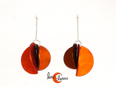 Oana Millet, joyas de aluminio. Pendiente mediano mitad y mitad cobre y naranja.