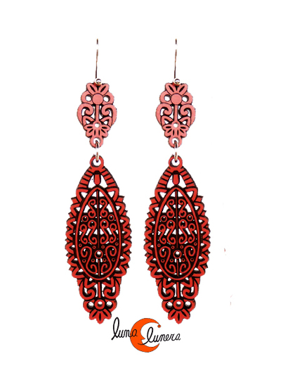 Silvereira, pendiente de madera calada, con cierre de gancho, de dos piezas alargadas, color coral.
