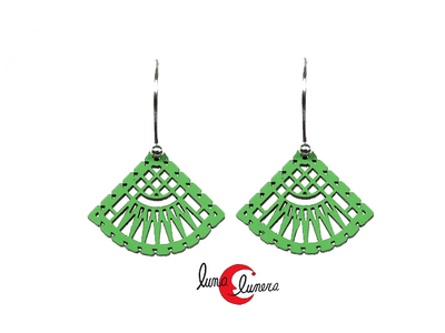 Silvereira, pendiente de madera calada, de una pieza mini abanico verde.