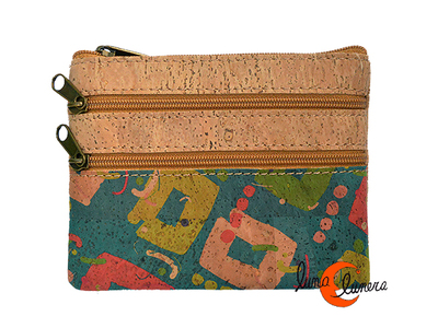 Corcho. Monedero mediano rectangular con dos cremalleras por delante. Azul cuadros y puntitos.