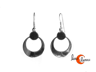 Pendientes de plata. Aro pequeño con punto de chapa de plata lisa.