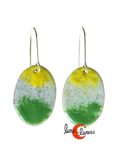 Pendientes de cobre esmaltado. Ovalado verde, blanco amarillo.