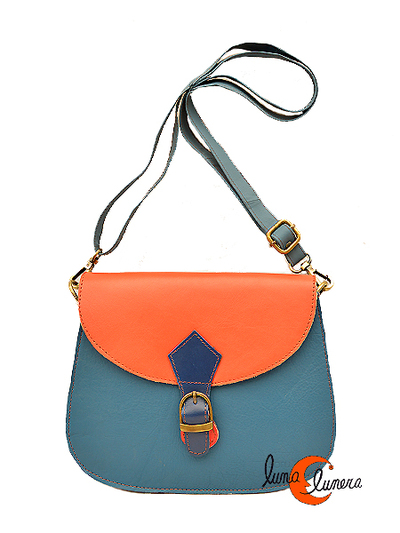 Soruka, bolsos de piel de colores. Bolso grande redondo con solapa y hebilla, azul y coral, trabilla azul.