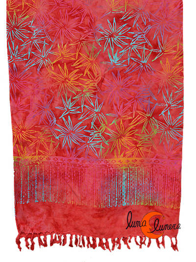 Pareo-fular Bali rojo con dibujos.