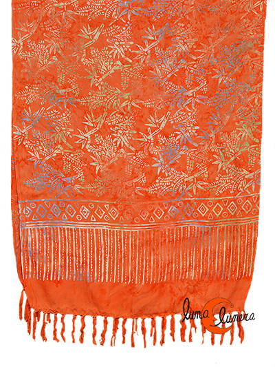 Pareo-fular Bali naranjo con dibujos beige.