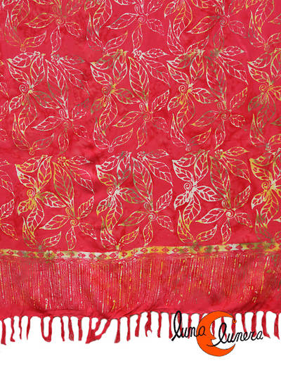 Pareo-fular Bali rojo con dibujos beige.