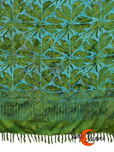 Pareo-fular Bali verde con dibujos grandes azules.