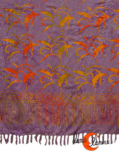 Pareo-fular Bali morado con dibujos naranja.