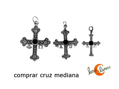 Azabache asturiano, cruz de la Victoria de plata y azabache. Mediana