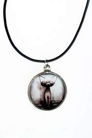 Colgante redondo con base de metal, colección Maguss, gatito sentado de frente en blanco y negro. Incluye cordón.