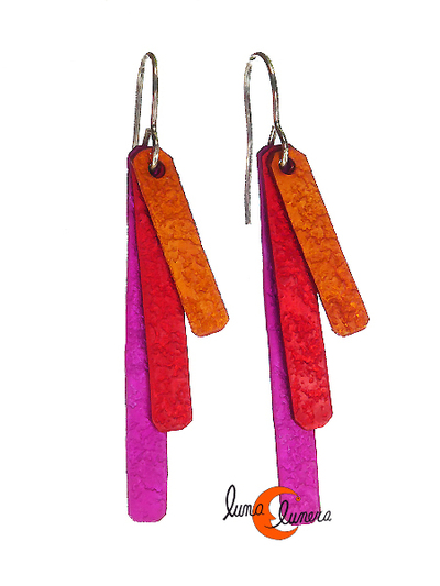 Oana Millet, joyas de aluminio. Pendiente mediano tres palitos fucsia, rojo y cobre.