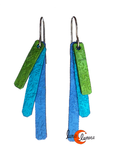 Oana Millet, joyas de aluminio. Pendiente mediano tres palitos azul, turquesa y verde.