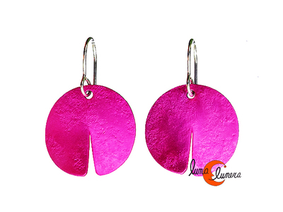 Oana Millet, joyas de aluminio. Pendiente mediano círculo rajado, rosa fucsia.
