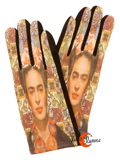 Guantes con imágenes de cuadros famosos, retrato de Frida Kahlo sobre azulejos de colores.