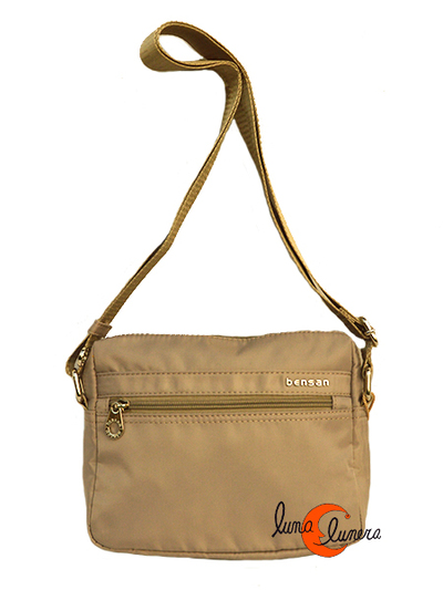 Bolso 206 de nylon,  bandolera pequeña impermeable con bolsillo delantero de cremallera , color beige.
