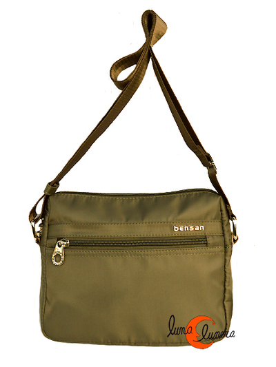 Bolso 206 de nylon,  bandolera pequeña impermeable con bolsillo delantero de cremallera , color verde oscuro.