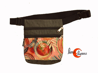 Riñonera de tela impermeable de algodón dos bolsillos con cremallera, combinado con telas de colores. Artesanía hecha en España
