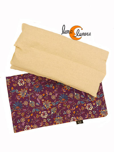 Saco térmico terapéutico de semilla de lavanda. Blanco con funda morada con flores.