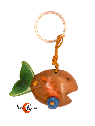 llavero de semillas de tagua. Pez con cola verde .