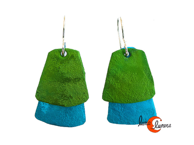 Oana Millet, joyas de aluminio. Pendiente pequeño doble pirámide, turquesa y verde.