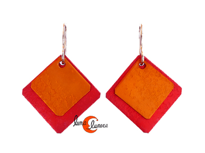 Oana Millet, joyas de aluminio. Pendiente pequeño doble rombo, rojo y naranjo.
