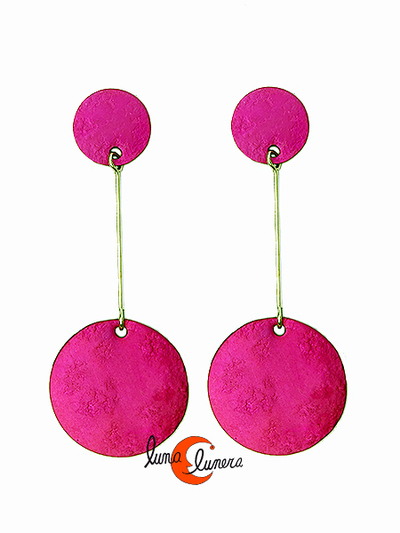 Oana Millet, joyas de aluminio. Pendiente mediano palo largo círculo, fucsia.