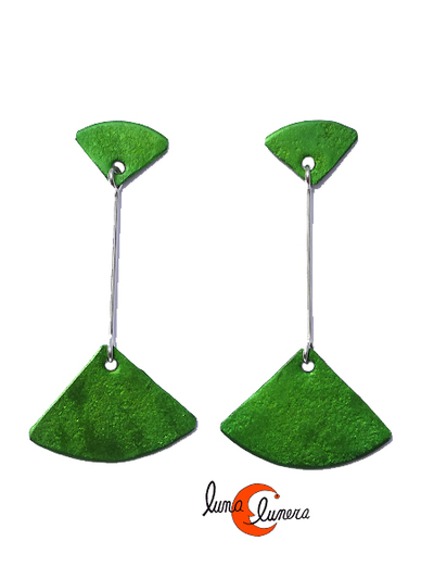 Oana Millet, joyas de aluminio. Pendiente mediano palo largo abanicos, verde.