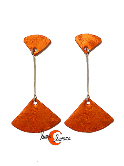 Oana Millet, joyas de aluminio. Pendiente mediano palo largo abanicos, naranjo.