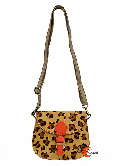 Soruka, bolsos de piel de colores. Bolso pequeño redondo todo print con hebilla en coral.