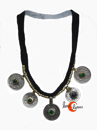 Collares India. Gargantilla estilo antiguo montada sobre tela negra de algodón con piezas doradas y monedas antiguas de plata con cristales verdes.