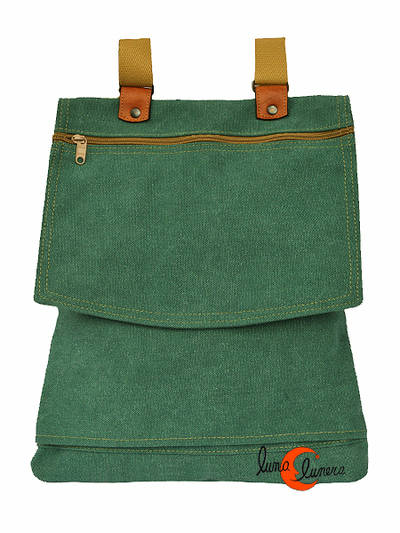 Bolsos y mochilas de tela, colección Vinicius. Mochila plana con tapa. Color verde azulado. Tela con textura.