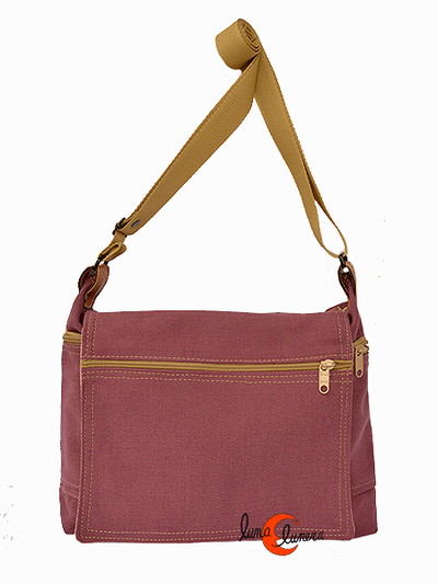 Bolsos y mochilas de tela, colección Vinicius. Bolso mediano con tapa color frambuesa. Tela con textura.