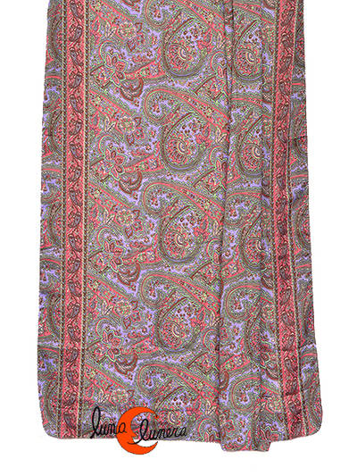Pañuelo fular o pareo de seda de india. Cachemir pequeño fondo lila y franja rosa.