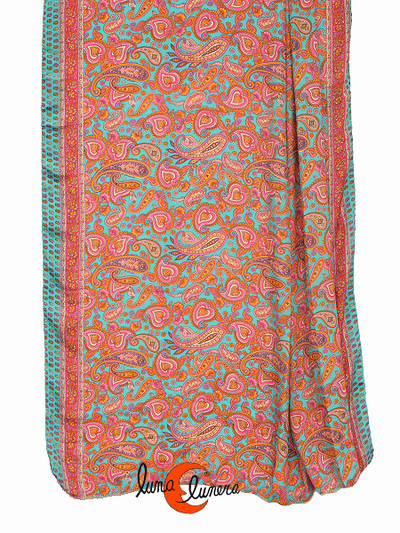 Pañuelo fular o pareo de seda de india. Cachemir grande fondo turquesa y franja rosa fucsia.